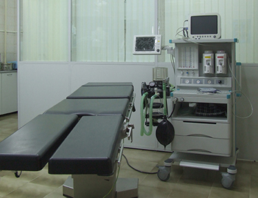 Операционный стол и наркозно-дыхательный аппарат дла амбулаторных операций